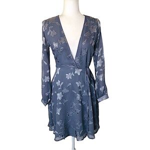 ASTR THE LABEL DUSTY BLUE BURNOUT WRAP FLORAL DRESS Size: XS